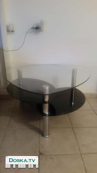 Стеклянный журнальный стол, в отличном состоянии.