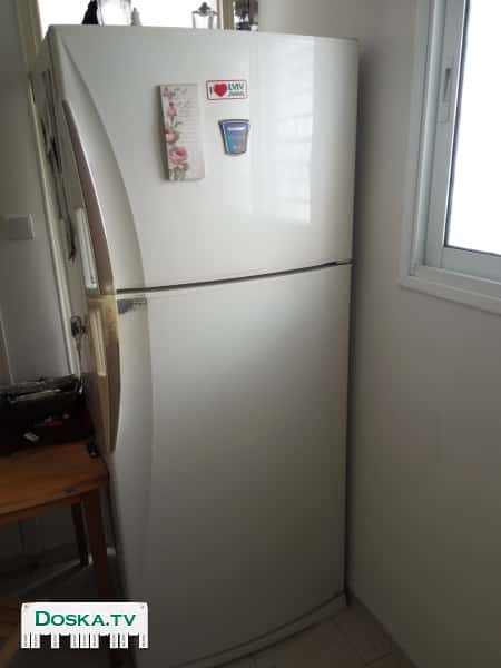 Хороший, работающий холодильник. Места много, работает как часы. Только самовывоз.