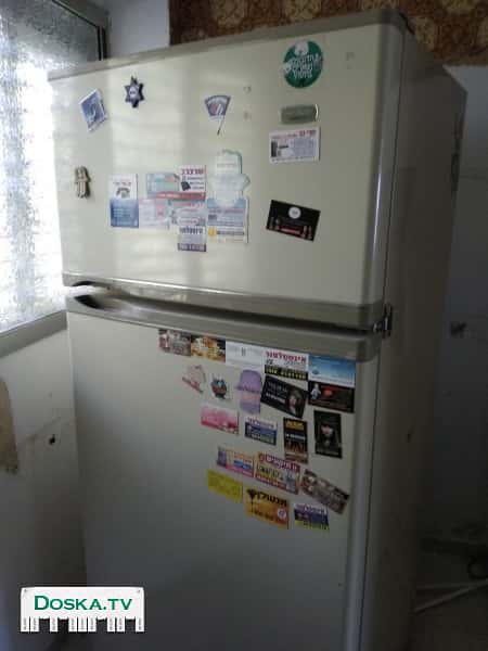 Холодильник 500 литров, работает отлично, снизу на дверце есть ржавчина,