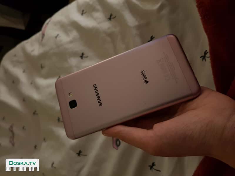 телефон. Зарядки и наушников не осталось, так как мой