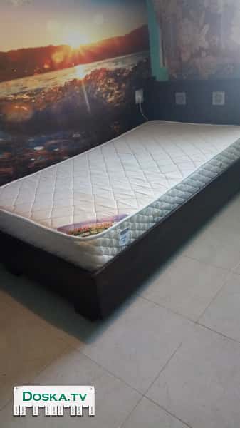 Натуральное дерево, в хорошем состоянии, есть ящик для белья...полуторка..