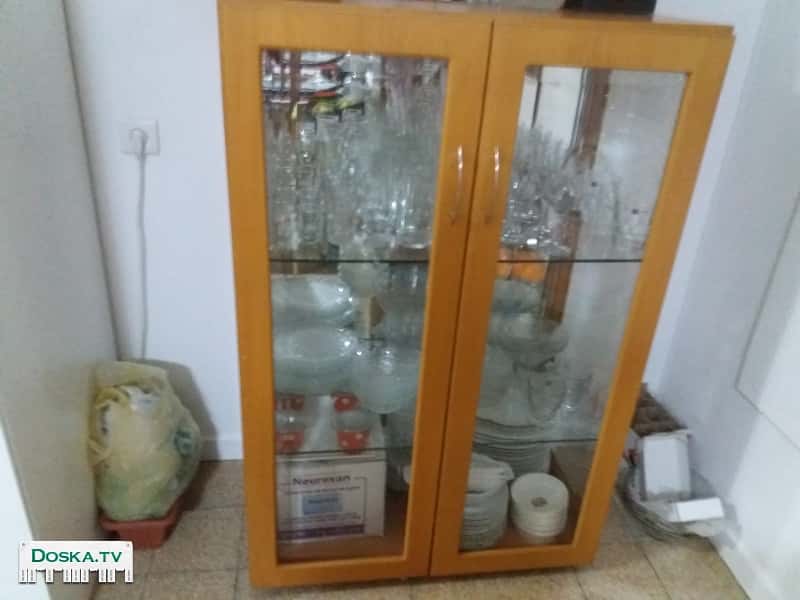 ВИТРИНА 120х80х50 см, натуральное дерево, зеркальная задняя стенка, на колесах.