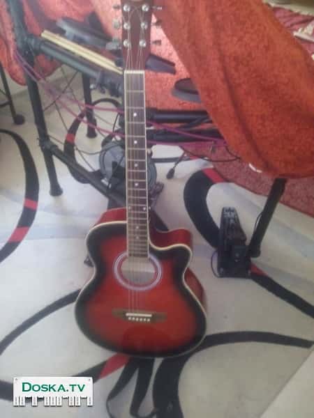 новую полуаккустическую гитару с чехлом. Состояние изумительное.