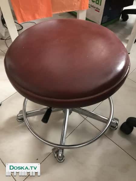 Рабочий стул( подходит для врачей-стоматологов). Пружинный механизм не работает.