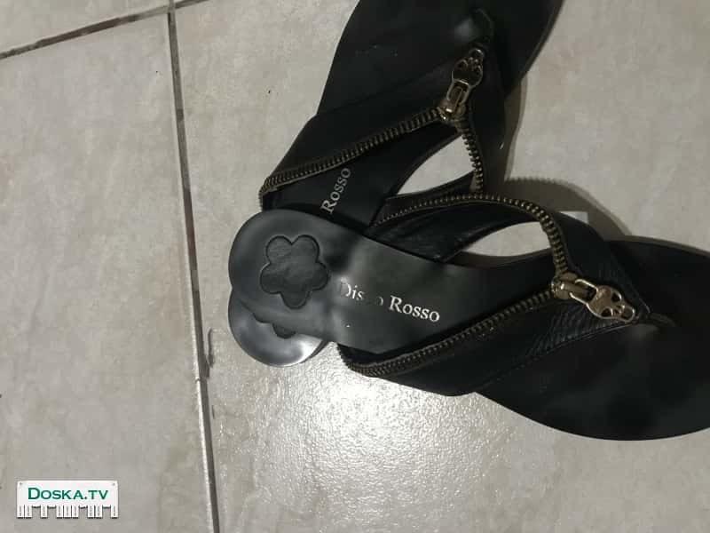 Шлепки(с черепом и железным замком), 36 размер, в нормальном состоянии.