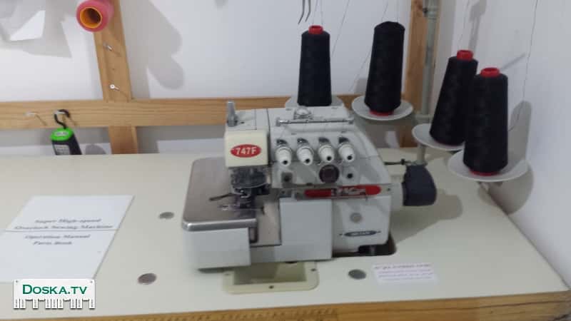 Полный комплект рабочей комнаты из трех промышленных швейных машин: оверлок