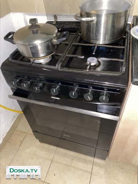 В хорошем состоянии , работает отлично, духовка печёт очень хорошо