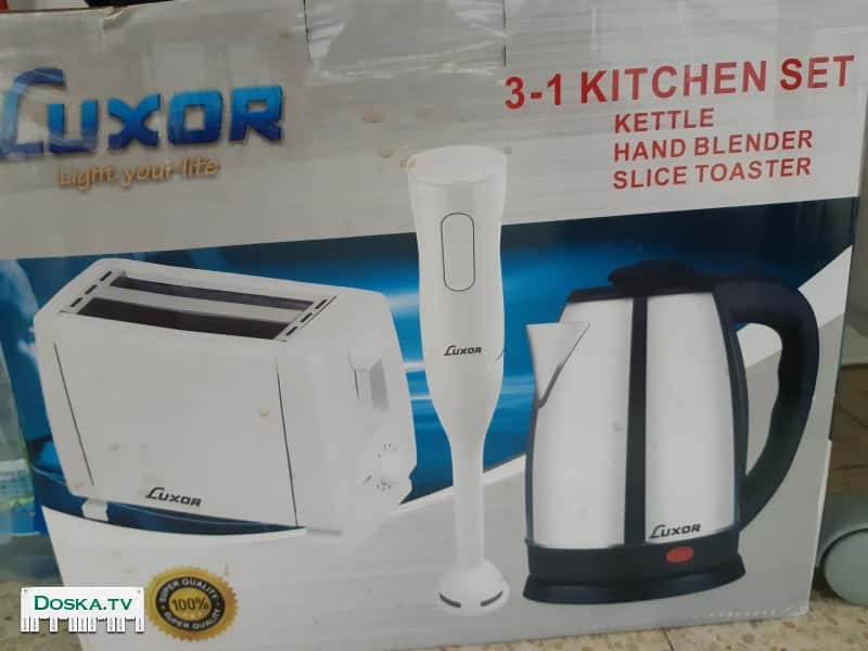 набор приборов: чайник, блендер, тостер. Чайник (металлический) и блендер абсолютно