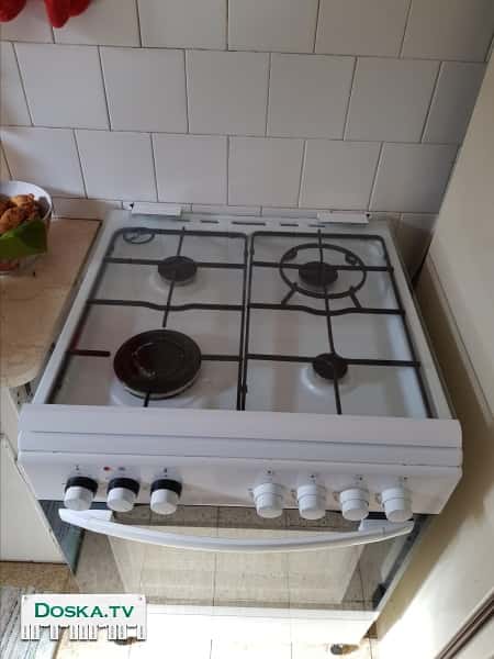 Газовая плита с электрической духовкой.