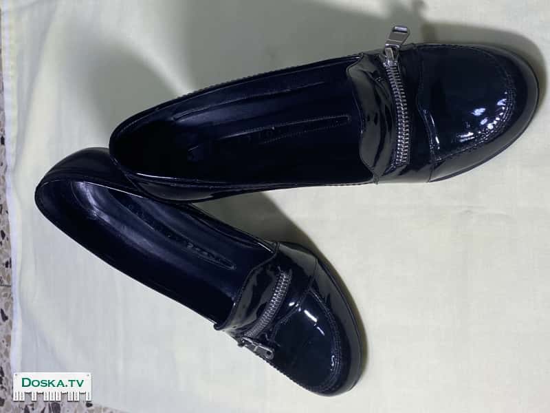 Лаковые туфли фирмы Poletto на каблуке, с замком спереди, который