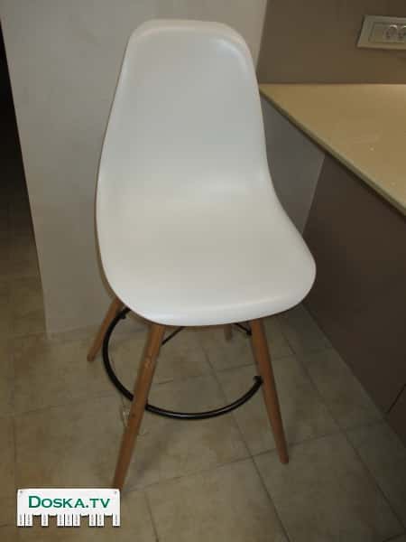 3 барных стула белого цвета на деревянных ножках 160*3=480 шек