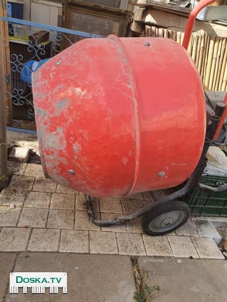 бетономешалка. Небольшая, удобная в использовании. Работает от 220. входит в
