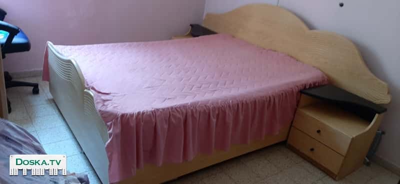 Кровать двуспалка с двумя тумбочками. Хозяева не менялись.Матрас включительно.Размер 2×1.40