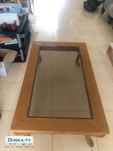 Продаю стеклянный журнальный столик, на фото видны дефекты.