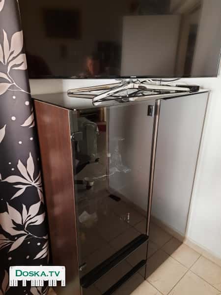 сервант. Размеры 135х100х40 см. Цвет комбинированный. Фасад и верх чёрный,