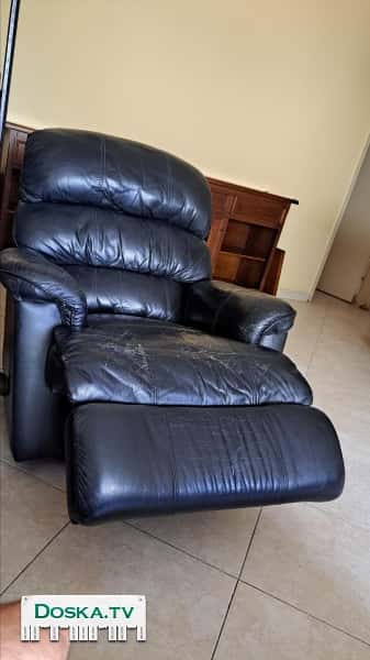 Кресло качалка с открывающий поддоном для ног,материал - кожа