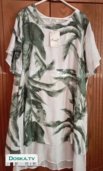 Платье красивое, легкий материал, цвет белый с зеленым свободное. Большого