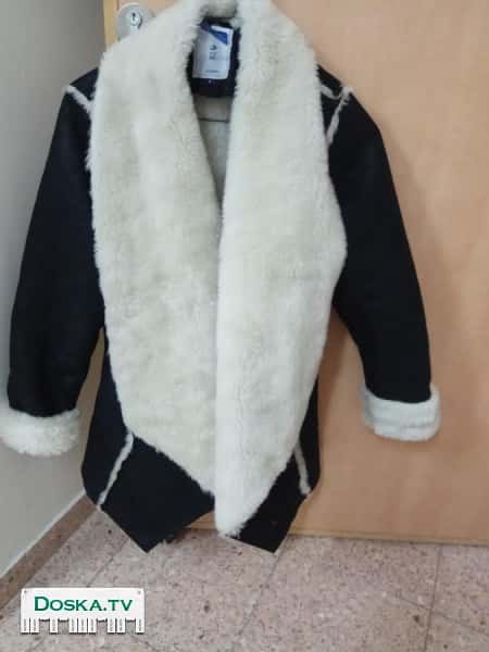 Куртка красивая, черно белая, внутри с мехом, теплая,легкая, размер s.
