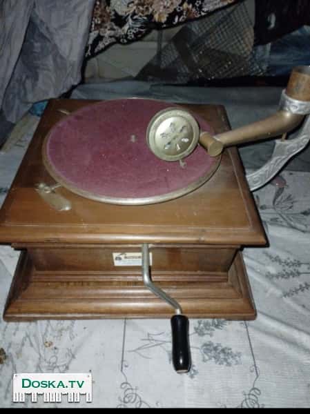 Граммофон довоенного производства Механизм работает, есть запасные иголки. К сожалению