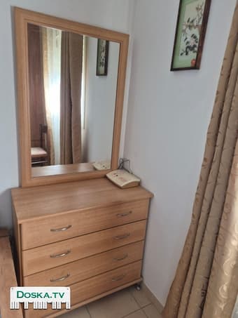 Два комода, один из них с зеркалом. Цвет светлое дерево.