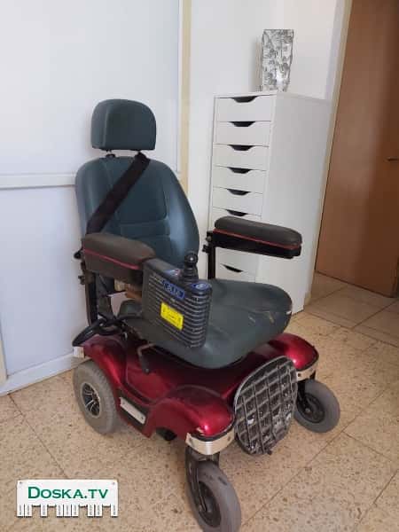 электрическая инвалидная коляска MERITS красного цвета Задний привод. С противо-пролежным