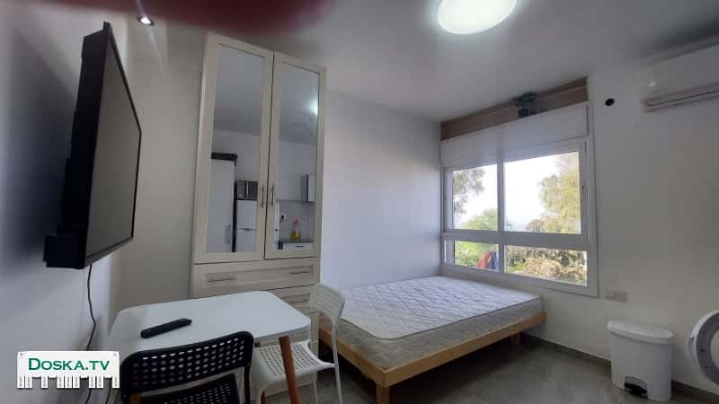 Кровать, стол, шкафы, кухня...