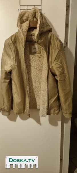 Женская куртка с капюшоном и отстёгивающейся тёплой подкладкой, размер L.