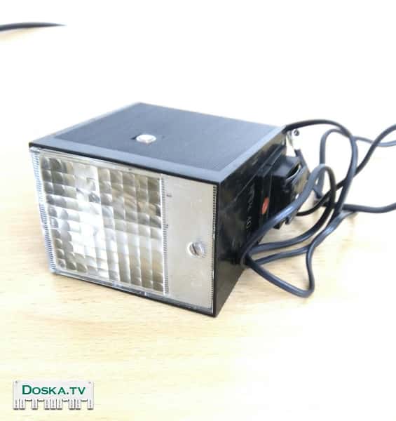 Фотовспышка в рабочем состоянии с кронштейном для крепления к фотоаппарату.Можно