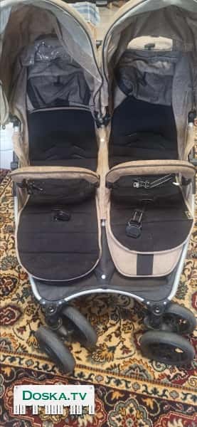 Двухместная детская коляска светло коричневого цвета,ухоженная,лёгкая и удобная в эксплуатации