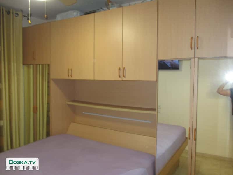 спальня ,длина у изголовья 315 см, высота шкафов 240 см,