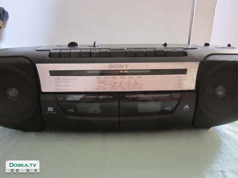 SONY CFC W338S radio tape. Все работает! Есть незначительные следы
