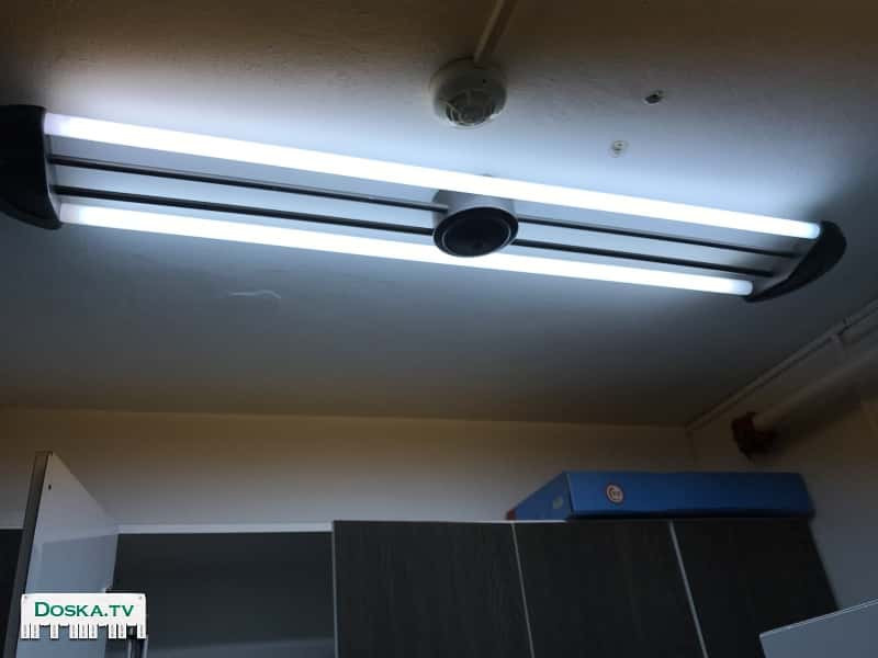 Освещение для кухни: флюоресцентный светильник из одной пары ламп. Лампа