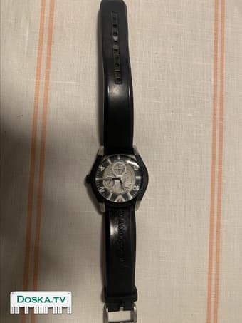 Часы наручные,мужские,спортивного типа,механика,чёрные,пластиковый ремешок тоже чёрного цвета,циферблат серый с чёрной