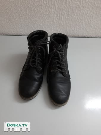 Продаются ботинки размер 38. Цвет чёрный. Прошитые. Состояние хорошее.