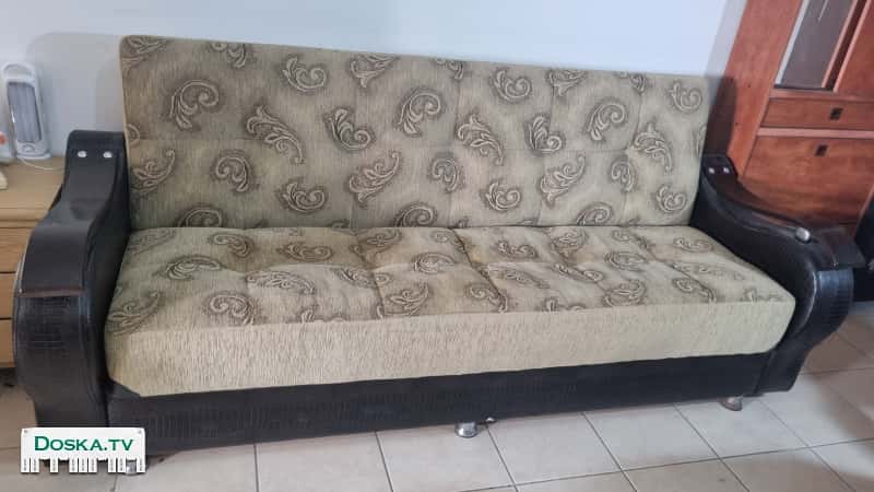 Удобный раскладывающийся диван-книжка в хорошем состоянии. С деревянными и кожаными