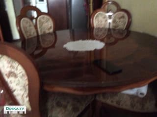 Стол обеденный и 6 стульев .стол добротный полированный коричн. круглый