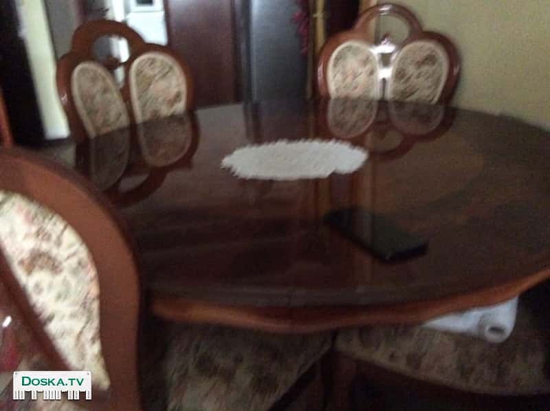 Стол обеденный и 6 стульев .стол добротный полированный коричн. круглый