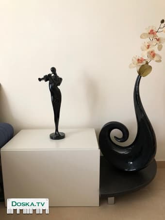 Тумба под телевизор белого цвета с маскирующим провода стеклом чёрного