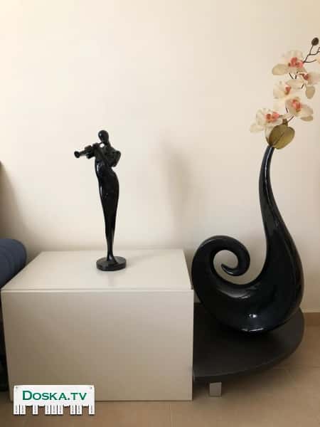 Тумба под телевизор белого цвета с маскирующим провода стеклом чёрного