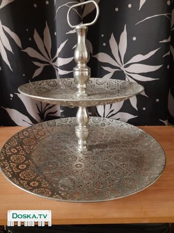 ваза двух ярусная для фруктов. Материал металл.Состояние хорошее. Размеры: верхний