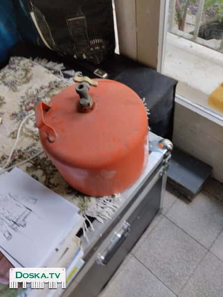 Баллон для газового мангала, примуса итп... 5 литров. Почти полный.