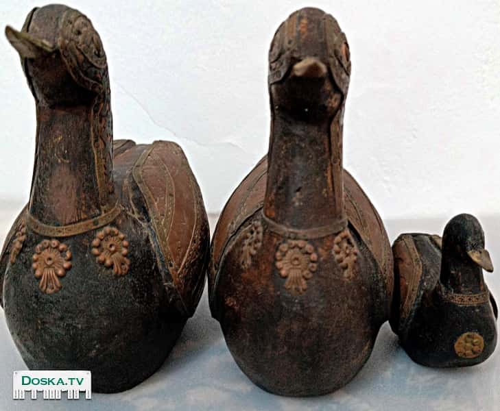 Коллекционные фигурки из дерева, изображающие семейство уток (селезень, утка и