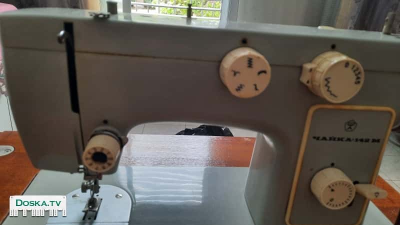 Кабинетная швейная машинка хорошо шьет тонкие и плотные ткани.есть иголки.