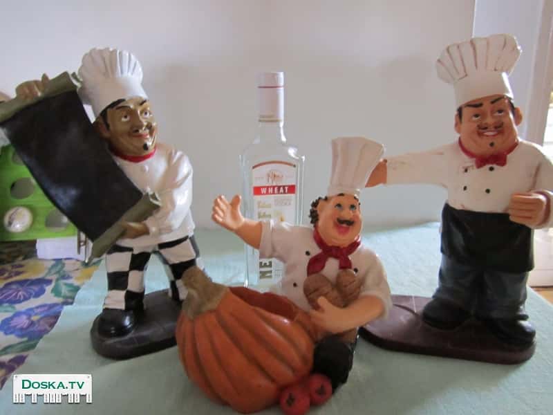 3 повара керамических. Большие! 2-подставки под винные бутылки.1-для меню. Высота