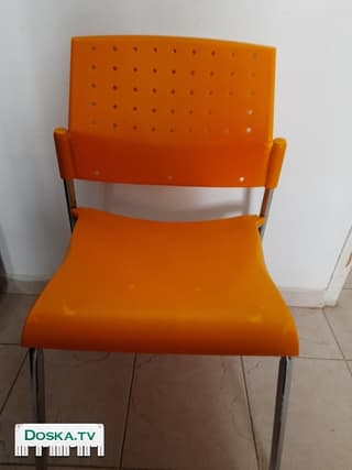 Продаются стулья (2 шт.)Материал жёсткий пластик, на металлическом каркасе. Высота