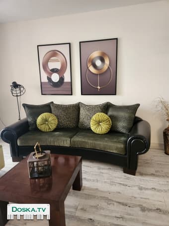 Диван кожаный. Подушки и сиденья матерчатые.