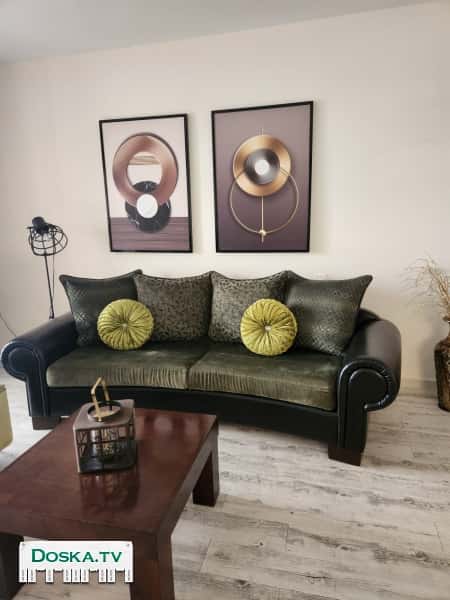 Диван кожаный. Подушки и сиденья матерчатые.