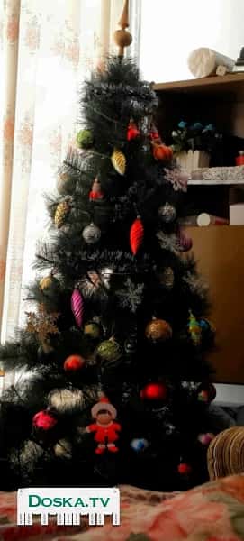 Елка с игрушками.