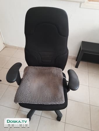 кресло с механизмом подъёма и опускания. Цвет чёрный.