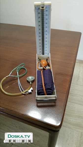 Для измерения давления. Тонометр ртутный + фонендоскоп полностью в рабочем